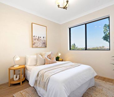 Beautifully Renovated Apartment With Double Garage - Photo 2