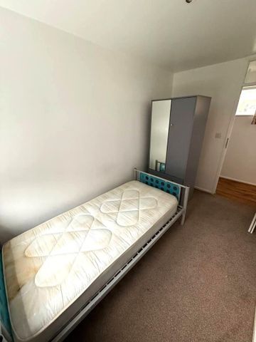 Limes Avenue, Chigwell - Photo 4