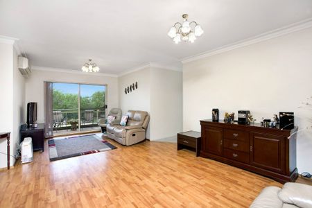 Perfectly Positioned 3 Bedroom Apartment - Photo 4