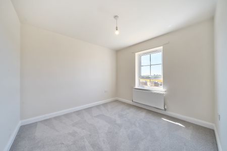 32 Sheerness Way, Peterborough, Hampton Beach - Photo 2