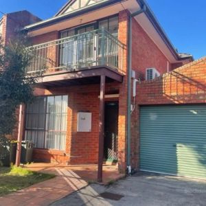 “BEAUTIFUL MODERN THREE BEDROOM TOWNHOUSE PERFECTLY LOCATED” - Photo 3