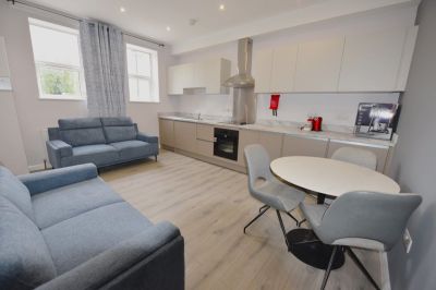 3 bedroom Flat in Cardigan Road, Leeds - Photo 3