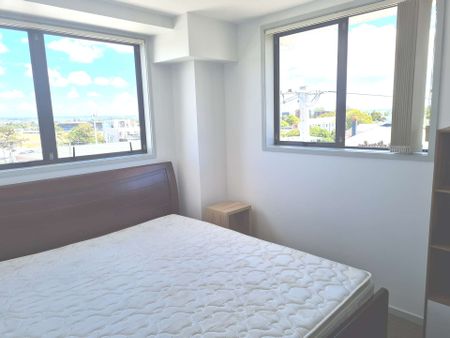 Sunny apartment in central Avondale location - Photo 4