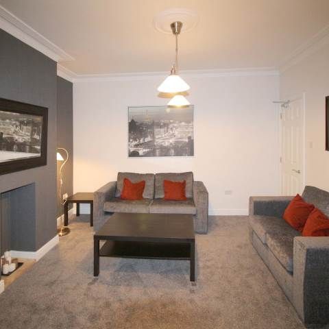 Rosemont Walk (room 1), Bramley, Leeds - Photo 1