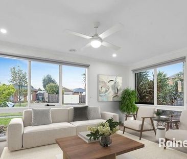 4 Bedroom house in Cranbourne North! - Photo 3