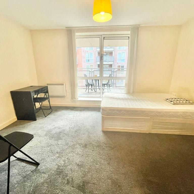 1 bedroom in a flat share to rent - Photo 1