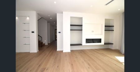 Luxury Townhouse – a Perfect Blend of Style and Space - Photo 2