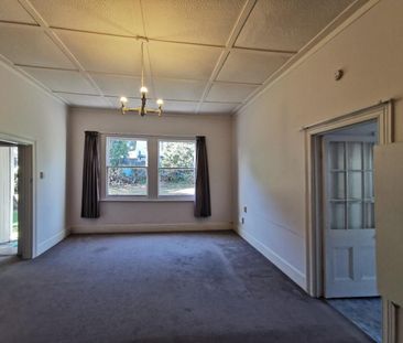 Lovely Character 2 bedroom flat available now - Photo 6