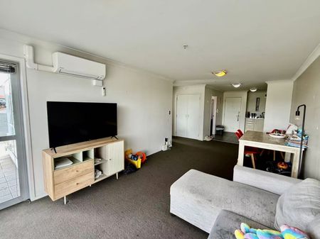 City-Fringe Living – Modern Apartment in Eden Terrace - Photo 4