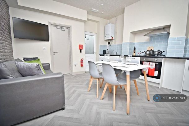 1 bedroom in a house share to rent - Photo 1