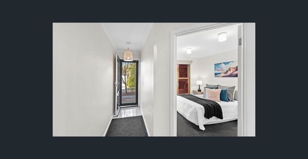 Central two bed townhouse, low maintenance living - Photo 1