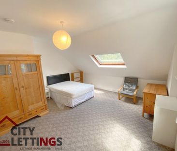 4 Bedroom Mid Terraced House - Photo 4
