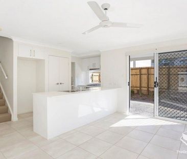 3 BED, A/C, MINUTES TO GATEWAY Large living space unit, gas cooktop... - Photo 3