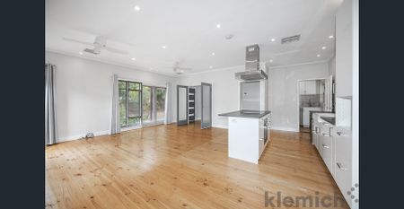 Traditional family home with room to move. - Photo 2