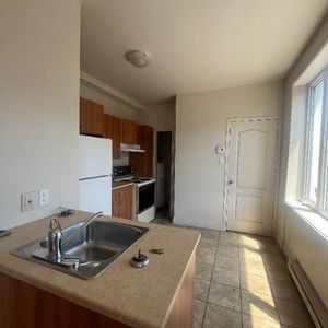 Beau 3 ½ lumineux et bien situé - Photo 2