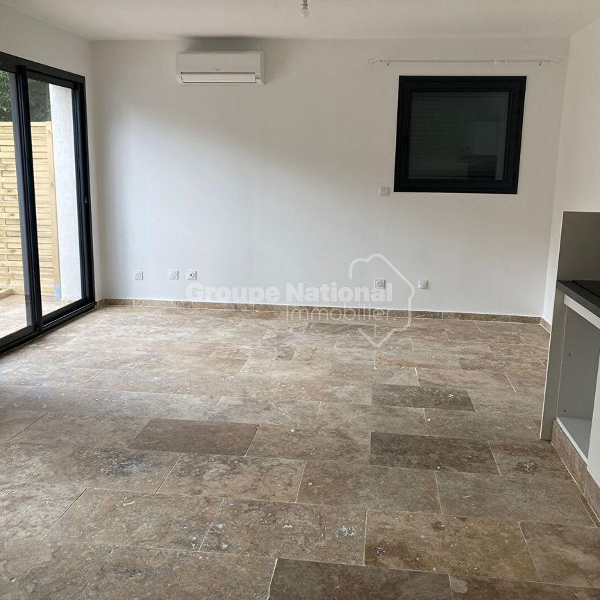 Maison de 2021 de 90m² avec 85m² de jardin Idéalement située non loin du centre de vinon La maison se compose au rez de chaussée : Entrée avec placard séjour cuisine équipée, cellier, une chambres, salle d'eau, wc. 1er 2 chambres, salle de bains wc Chauf, - Photo 1