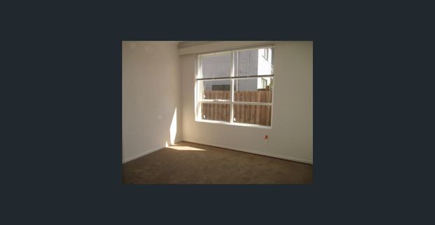Bright, front apartment in perfect location!!! - Photo 1