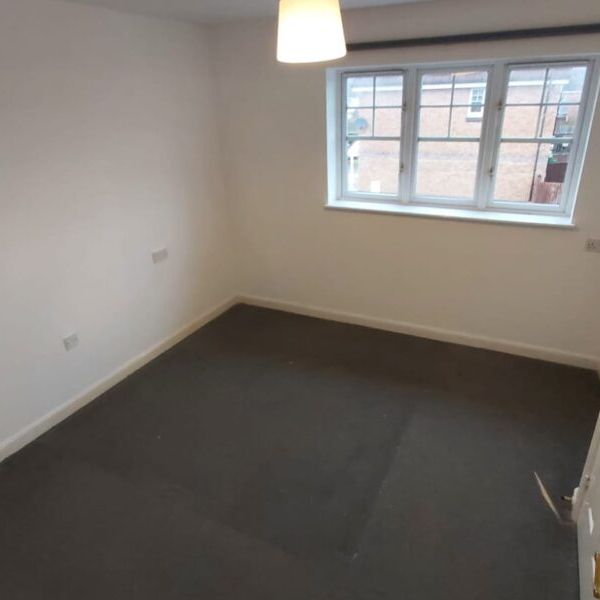 The Gardens, Middleton, Leeds, LS10 4UG - Photo 1