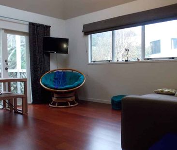 Beautifully presented home in the heart of Mount Victoria - Photo 5