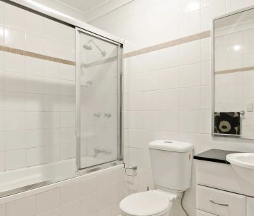 Stylish Modern Apartment in Great Location - Photo 4