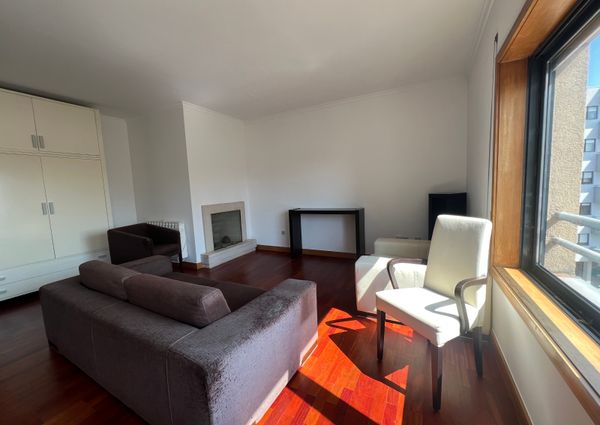 Fantástico Apartamento T2 Mobilado com Garagem e Arrumos