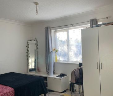 Studio flat with seperate kitchen - Ideal for working couple - Photo 5