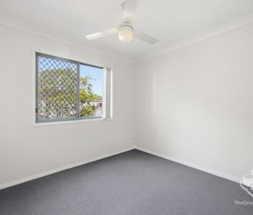 Walk to Bellevue Park State School – Gated 'Benowa Lodge' Living - Photo 3