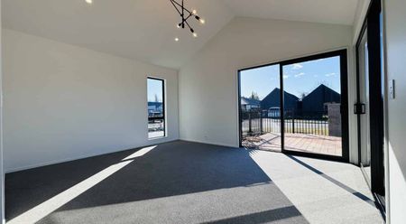 Three-Bedroom House in the beautiful Caulfield Mews - Photo 2