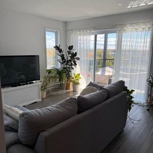 Superbe logement 3 1/2 + bureau à St-Nicolas, 1ier étage, climatisé, 2 STATIONNEMENTS EXTÉRIEURS INCLUS, LIBRE LE 1ier décembre 2025. - Photo 2