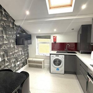 1 bedroom in a house share to rent - Photo 2