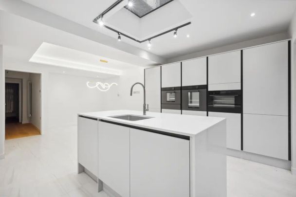 4 bedroom house in London - Photo 1