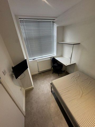 4 bedroom flat to rent - Photo 3