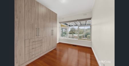 Ideal Family Home in a Blue-Ribbon Avondale Heights Pocket - Photo 3