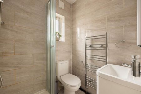 4 bedroom flat to rent - Photo 2