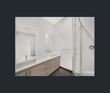 Stylish Double-Storey Living in a Prime Cranbourne Location! - Photo 4