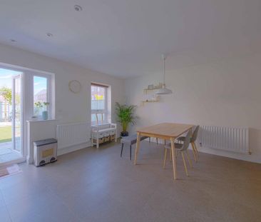 3 bedroom end of terrace house to rent - Photo 2