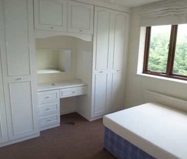 4 Bed Terraced House, Berkeley Close, SO15 - Photo 2