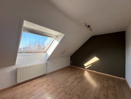 Rustig gelegen duplexappartement met drie slaapkamers, terras en parkeermogelijkheid - Foto 3