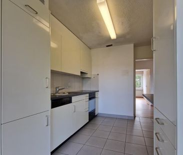 "Grossräumige Wohnung mit Balkon in zentraler Gegend!" - Photo 3