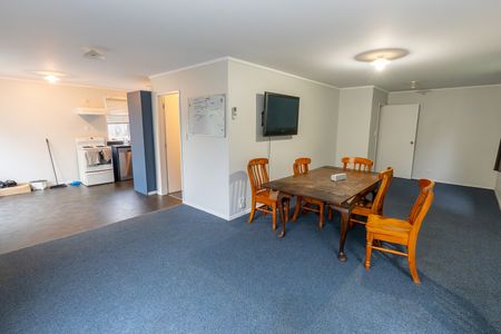 Spacious 5-Bedroom Flat – Prime Location. - Photo 3