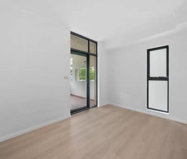 Oversized one-bedder with study or home office - Photo 6