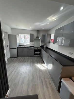 16 Kirkstone Drive- brand new refurb + 40 week contract!Loughborough - Photo 1