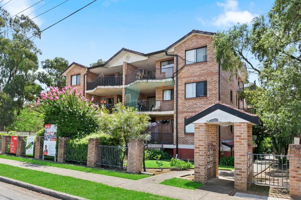 Air-Conditioned Two-Bedroom Unit with Ensuite, Gas Cook-Top and Single Garage! - Photo 1