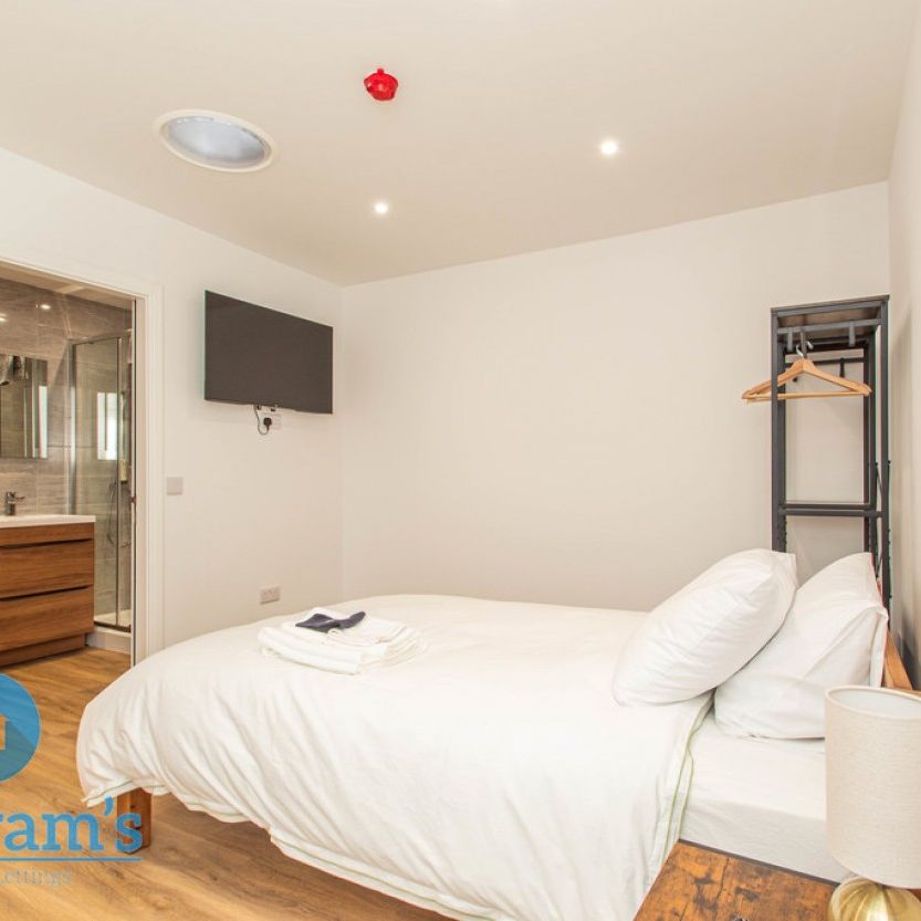 6 bed Mid Terraced House for Rent - Photo 1
