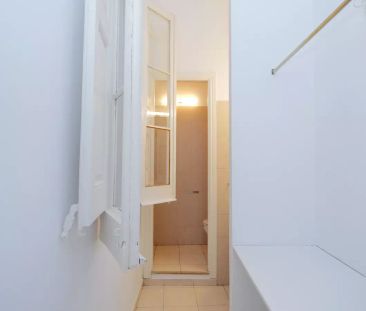 Room in a shared 5-bedroom apartment for rent in El Raval, all bills included. - Photo 5