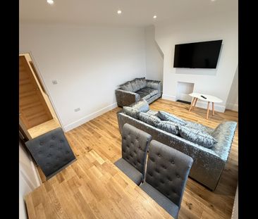 3 Bed Flat, Darlington House, SW8 - Photo 3