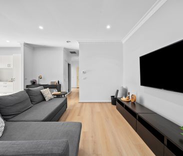 Renovated Rear Charming Unit With Brilliant Location - Photo 2