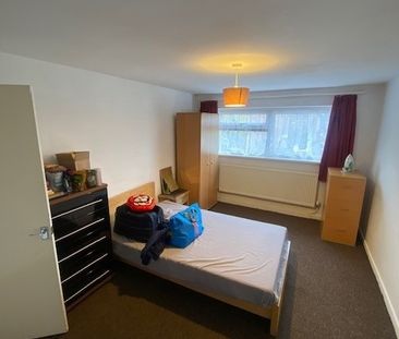 2 Bed Flat, Old Trafford, M16 - Photo 3