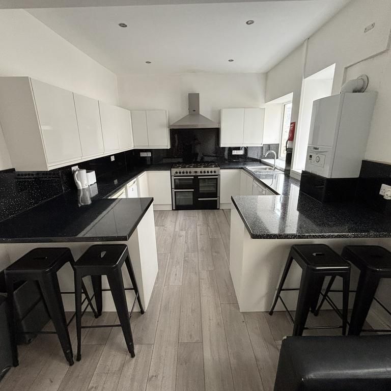 6 bedroom terraced house to rent - Photo 1