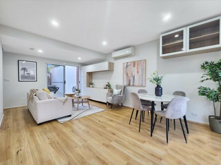 Stylish and Spacious Townhouse - Photo 5